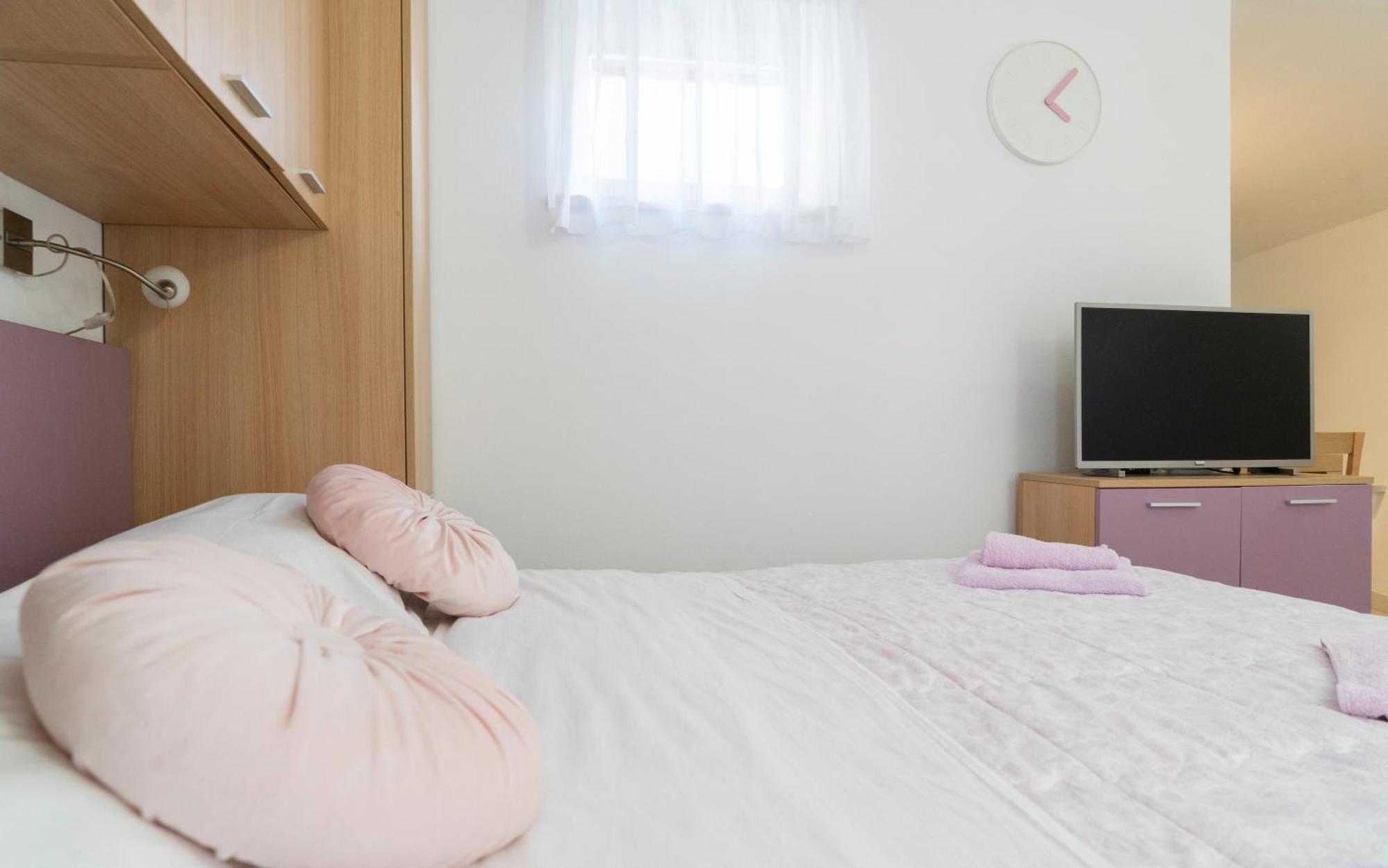 Apartments Lila Cres Room photo
